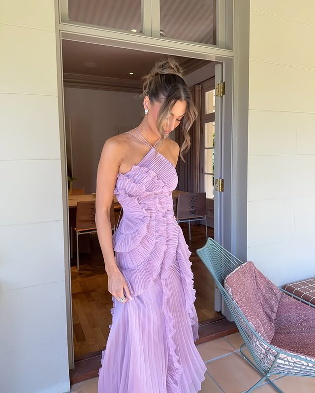 Elegant Halter Neck Maxi Dress With Ruffle Detail And Pleated Skirt Exclusive